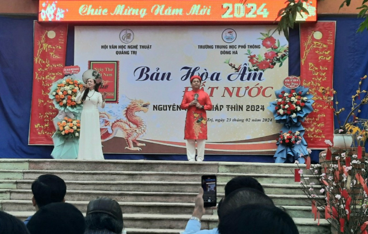 Tiết mục ng&acirc;m thơ tại Ng&agrave;y Thơ Việt Nam - Ảnh: L.T